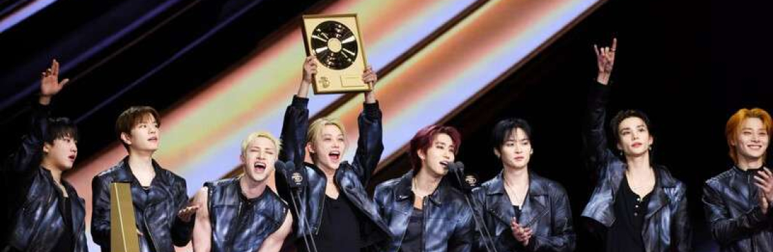 onlyBchangoonstobangchansdivineperformance andscreamswhenhetookhisshirtoff